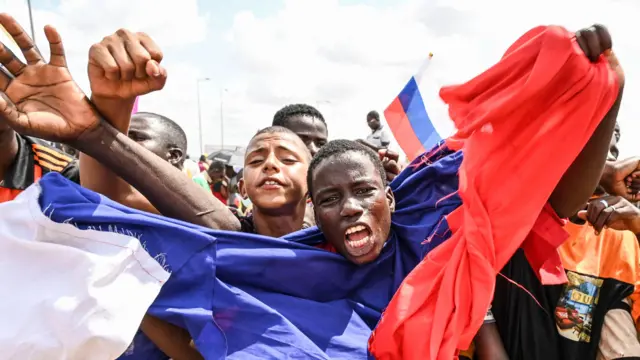 Un homme agitant un drapeau russe lors d'une manifestation à Niamey, Niger, en août 2023