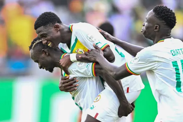 Le milieu de terrain sénégalais Lamine Camara célèbre avec ses coéquipiers après avoir inscrit un but lors d'un match de football de la Coupe d'Afrique des Nations (CAN) 2024.