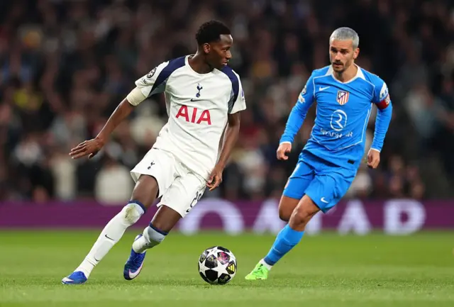 Pape Matar Sarr (Tottenham) sous la pression d'Antoine Griezmann (Atlético de Madrid) lors d'un match de l'UEFA Champions League.