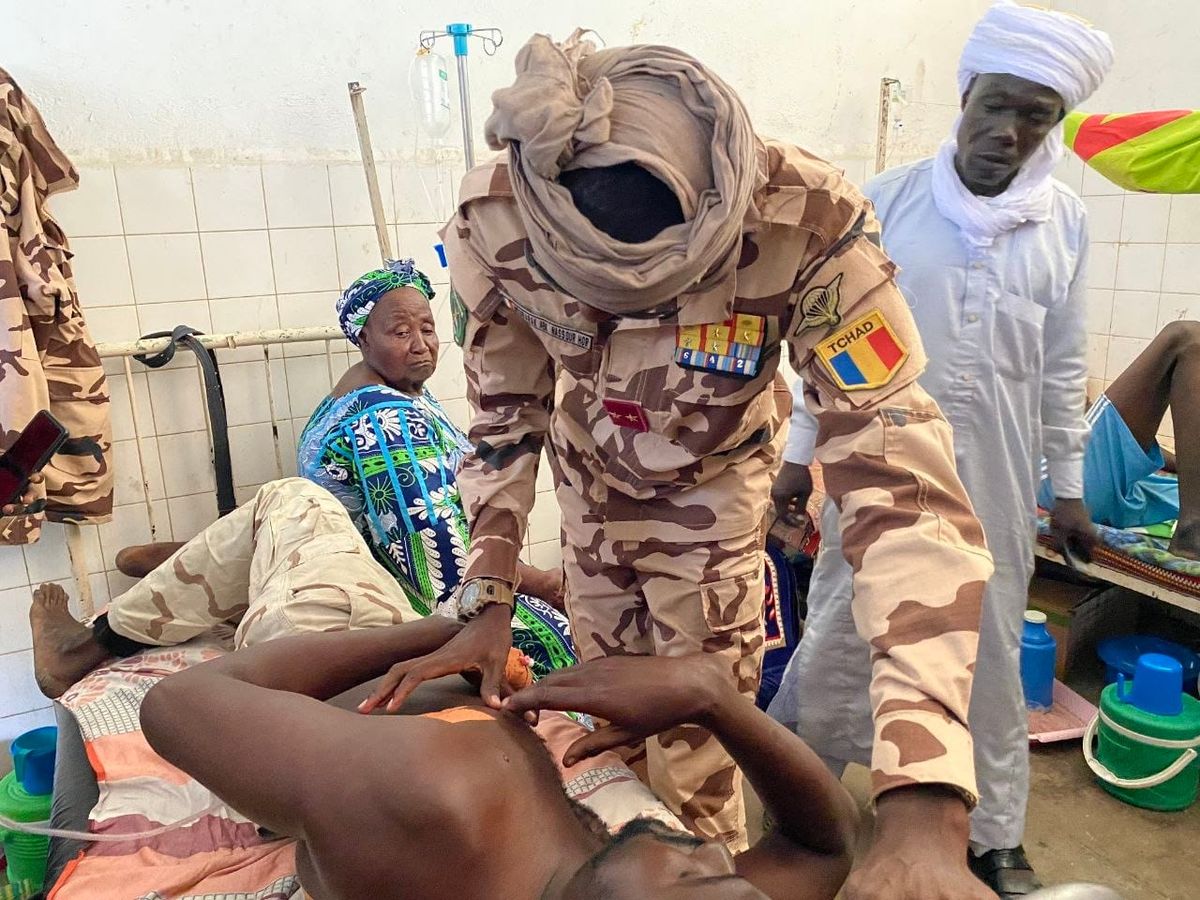visite du commandant tchadien aux soldats blessés de korbol