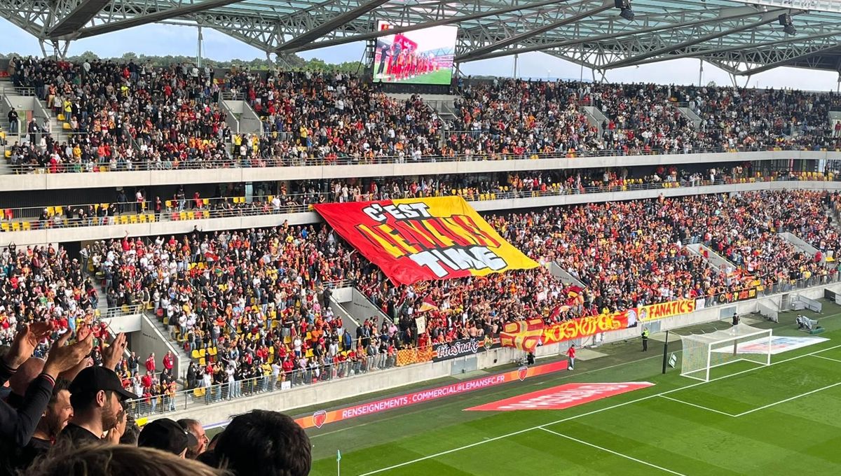 Vue du kop du virage sud lors du match décisif du Mans FC à bastia