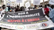 Des manifestants brandissent une pancarte sur laquelle on peut lire 'non à l’homosexualité' lors d’une manifestation réclamant la criminalisation de l’homosexualité au Sénégal, à Dakar, le 23 mai 2025