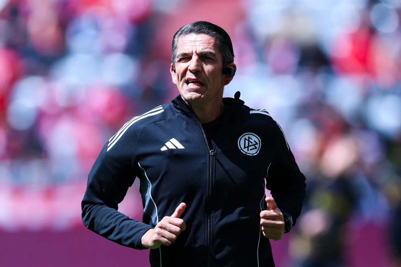 Deniz Aytekin, l'arbitre allemand, lors de son dernier match en Bundesliga
