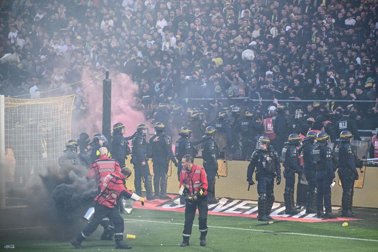 Affrontements entre supporters nantais et CRS dans les tribunes sécurisées