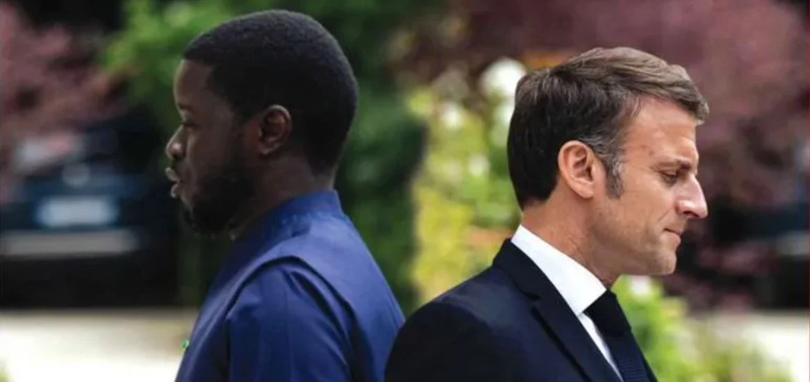 Portrait d'un responsable politique sénégalais avec un fond flou