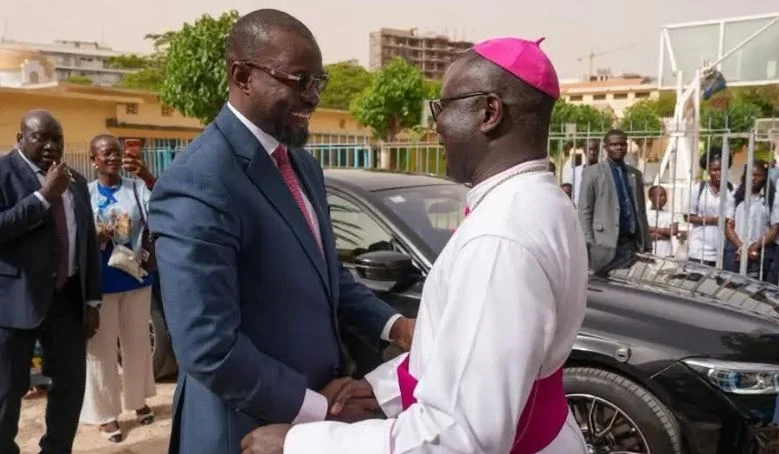 Ousmane Sonko et Monseigneur André Guéye lors de leur rencontre à Popenguine avant le pèlerinage marial