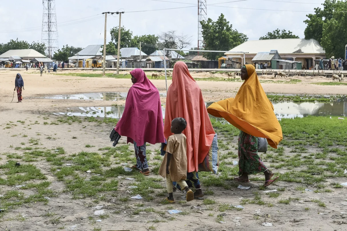 Des survivants et des proches des victimes d'une attaque présumée de Boko Haram marchent à Babban Gide. Au moins 81 personnes ont péri et plusieurs sont portées disparues après une attaque menée par des djihadistes présumés de Boko Haram dans l'État de Yobe, au nord-est du Nigeria