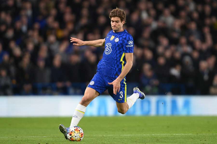 Marcos Alonso en action sous les couleurs de Chelsea lors du huitième de finale aller de Ligue des champions face à Lille, le 22 février 2022 à Stamford Bridge, Londres.