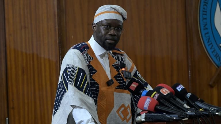 Le Premier ministre sénégalais Ousmane Sonko lors d'un discours à l'université Cheikh Anta Diop de Dakar