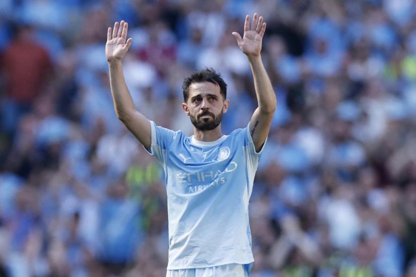Bernardo Silva salue le public de l'Etihad Stadium lors de son dernier match avec Manchester City
