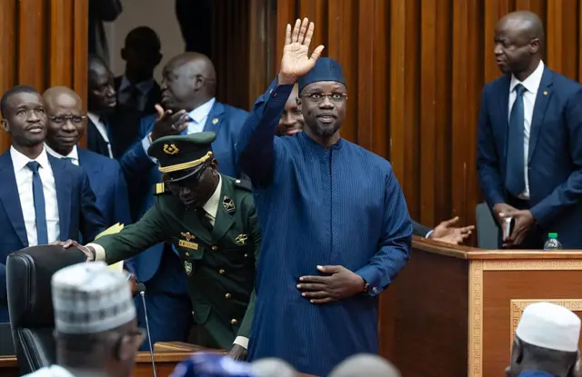 Ousmane Sonko salue les membres du Parlement à Dakar