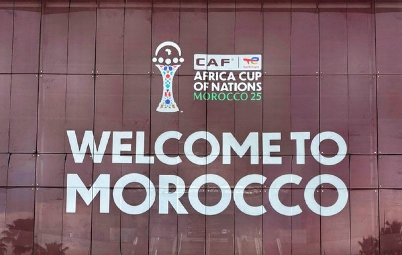 Une équipe de football du Sénégal et du Maroc en action lors d'une finale
