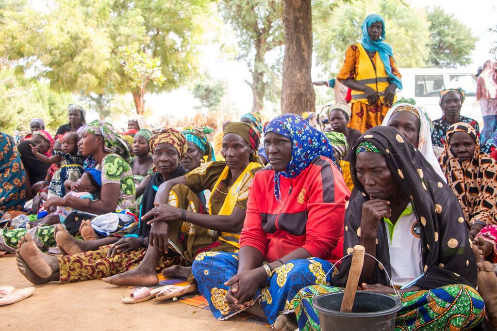 Groupe de femmes et d'enfants participant à un projet contre l'insécurité alimentaire au Cameroun