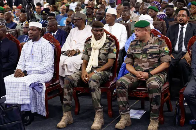 Le Premier ministre malien Abdoulaye Maïga, le ministre de la Défense Sadio Camara et le ministre de la Sécurité lors d'un événement à Bamako en novembre 2025.