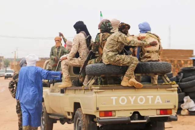Combattants de la Coordination des mouvements de l'Azawad (CMA) en patrouille à Kidal en août 2022.