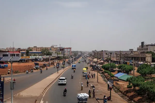 Trafic routier à Bamako en avril 2026 après les attaques.