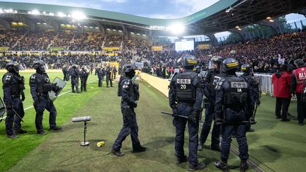 Des forces de l'ordre sur la pelouse du stade de la Beaujoire lors du match Nantes-Toulouse