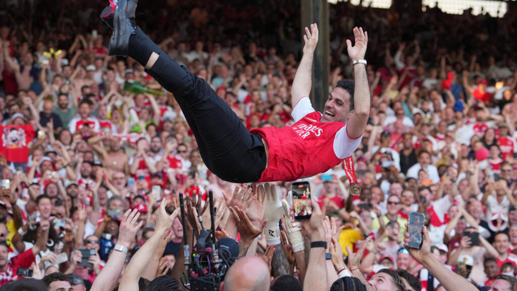 Mikel Arteta, entraîneur d'Arsenal, célébré par ses joueurs après le sacre en Premier League à Londres en mai 2026