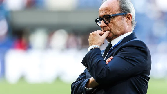 Portrait de Luis Campos lors d'une conférence de presse au PSG