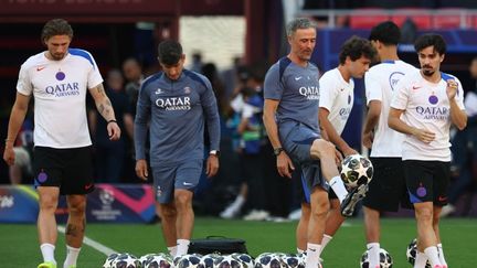 Luis Enrique entouré des joueurs du PSG la veille de la finale de Ligue des champions à Budapest
