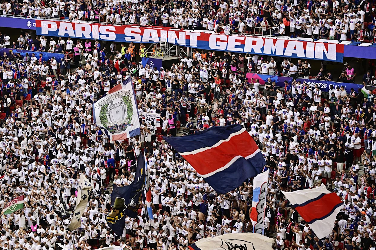 Ambiance au Parc des Princes avant le coup d'envoi de la finale de la Ligue des champions entre le PSG et Arsenal