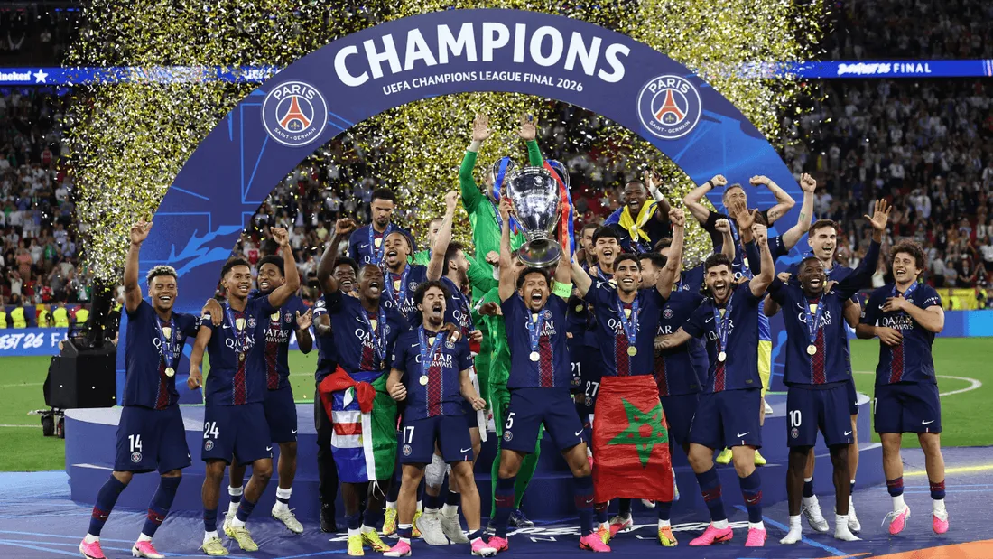 Les joueurs du PSG brandissent fièrement la Coupe aux grandes oreilles pour la deuxième fois de suite.