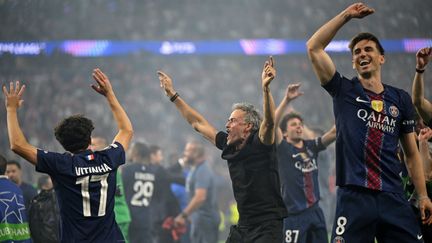Luis Enrique et ses joueurs célèbrent la victoire du PSG contre Arsenal en finale de Ligue des champions
