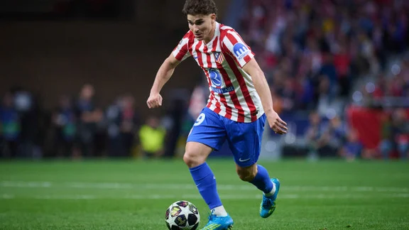 Julian Alvarez, attaquant argentin en discussion avec le PSG