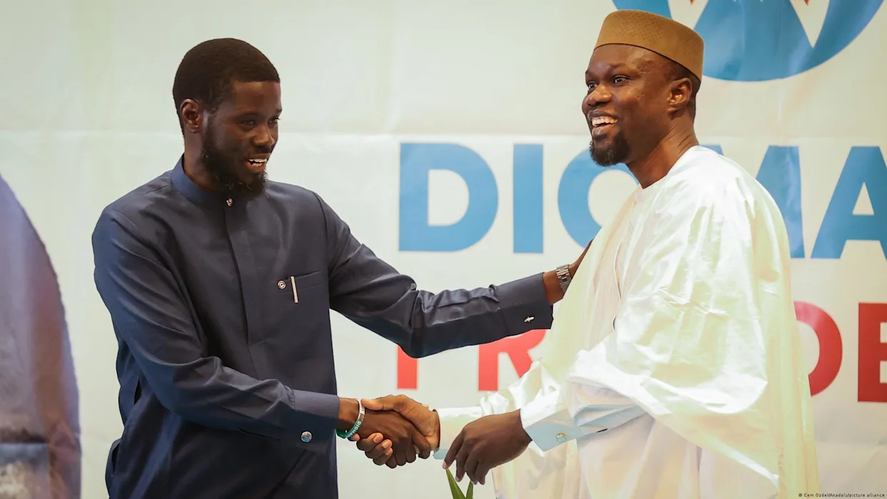 Les tensions entre Bassirou Diomaye Faye et Ousmane Sonko ont pris une nouvelle dimension lorsque ce dernier, alors Premier ministre, critiquait ouvertement l'autorité présidentielle en juillet 2025.
