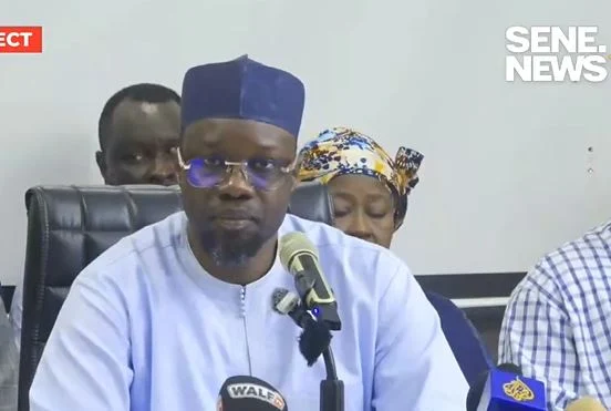 Ousmane Sonko en discussion