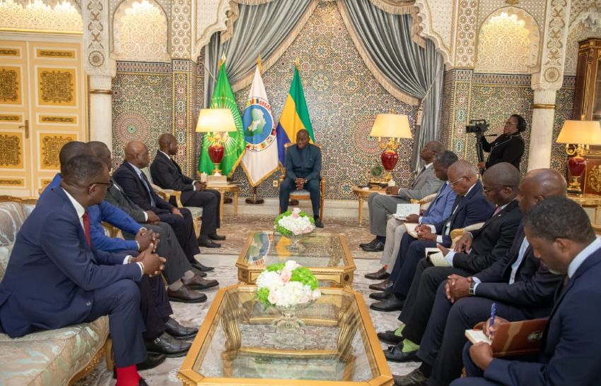 Le Chef de lEtat gabonais recevant une délégation économique