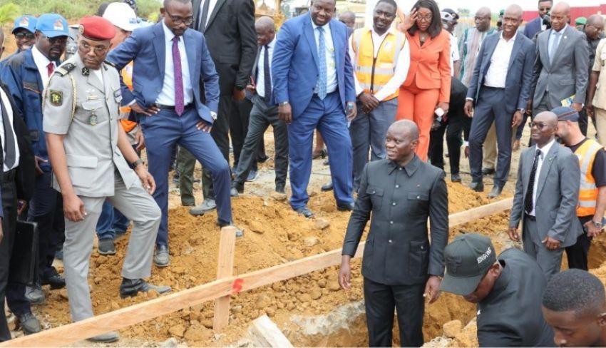 Oligui Nguema sur un chantier de construction à Bikélé Nzong
