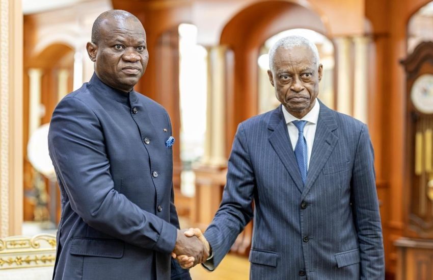 Le président gabonais Oligui Nguema recevant le maire de Libreville Eugène Mba