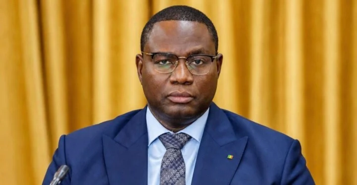 ministre Moussa Bala Fofana en discussion