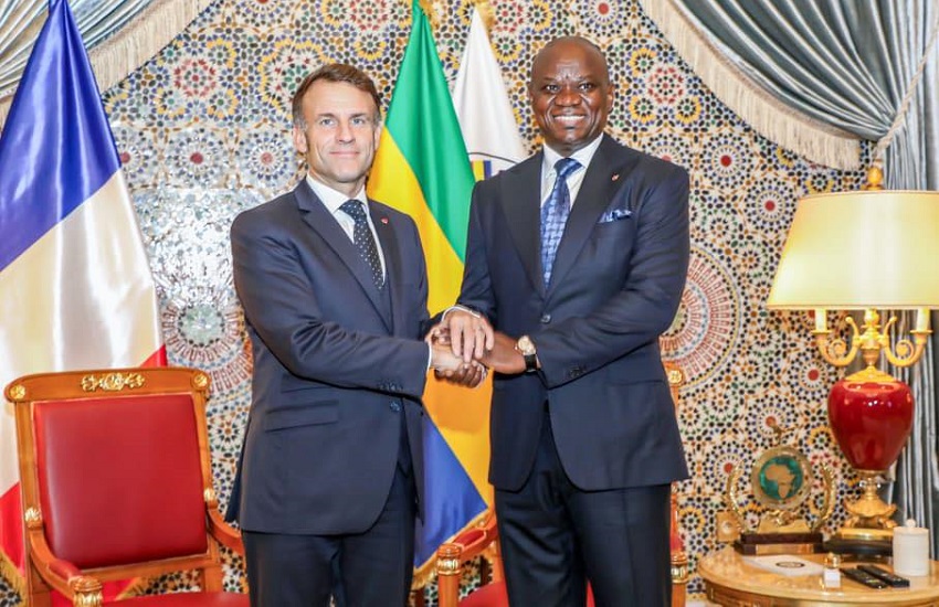 Le président gabonais Brice Clotaire Oligui Nguema et le président français Emmanuel Macron lors d'un sommet diplomatique
