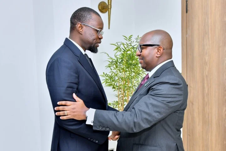 Ousmane Sonko et Jean-Michel Sama Lukonde Kyenge lors d'une rencontre à l'Assemblée nationale
