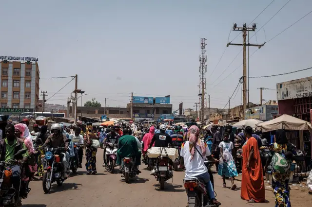 Scène de marché animée au Mali.