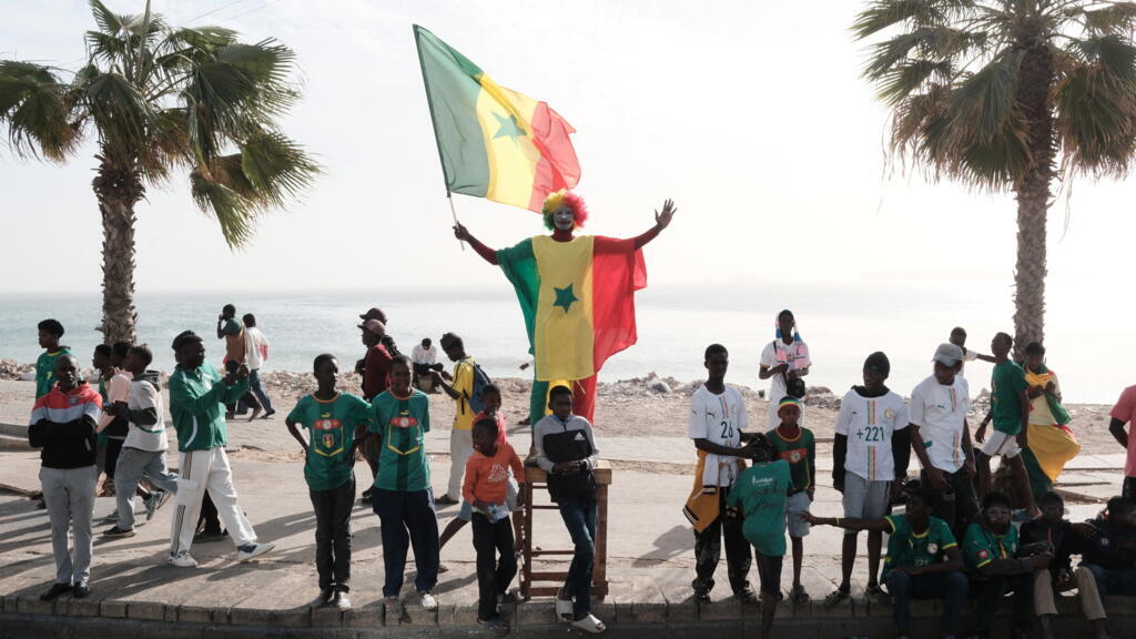 Des supporters de l'équipe de football du Sénégal lors d'un défilé dans les rues de Dakar, le 20 janvier 2026.