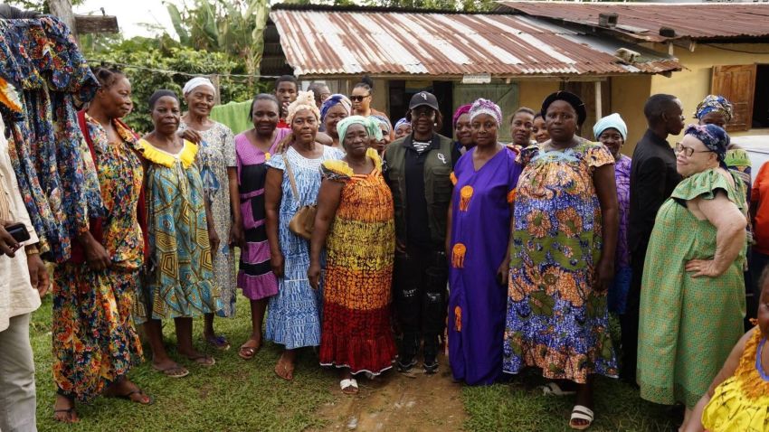 Ministre et femmes locales dans le Woleu-Ntem