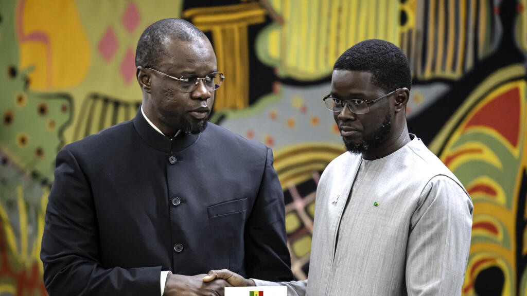 Ousmane Sonko, ancien Premier ministre sénégalais (à gauche), et Bassirou Diomaye Faye, président de la République (à droite), lors d’une rencontre au palais présidentiel de Dakar le 16 octobre 2025.