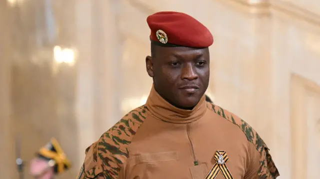Le capitaine Ibrahim Traoré, chef de la junte militaire burkinabè, en uniforme avec un béret rouge