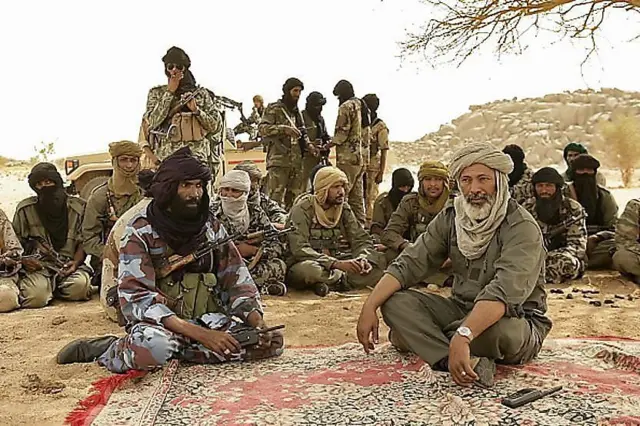 Combattants touaregs discutant sous un arbre, symboles de la rébellion nord-maliens