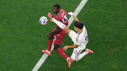 Le latéral portugais Nuno Mendes en duel avec un joueur espagnol lors du match Espagne-Portugal en 8e de finale de la Coupe du monde 2026