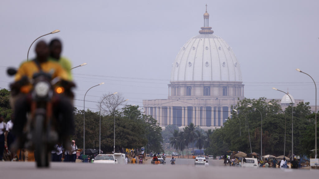 Vue aérienne de la basilique Notre-Dame de la Paix à Yamoussoukro, un symbole de la ville en pleine mutation