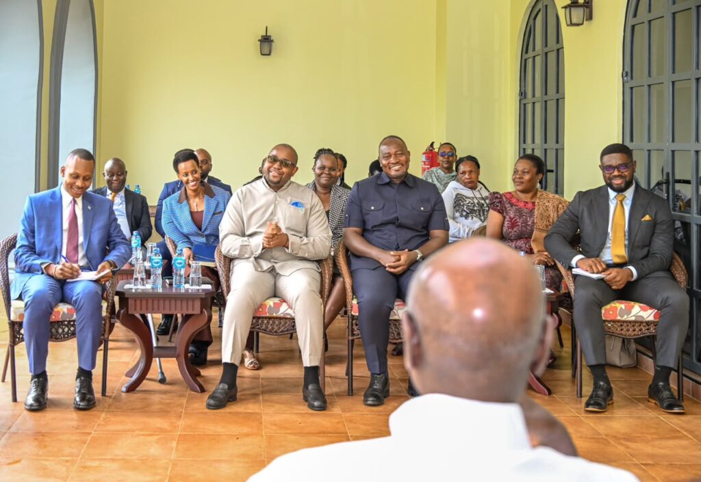 Le ministre congolais Floribert Anzuluni Isiloketshi en discussion avec Yoweri Museveni à Kisozi
