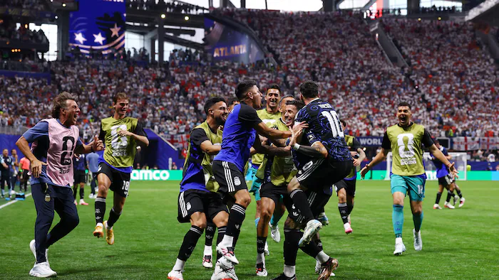 Joueurs de football célébrant une victoire en équipe