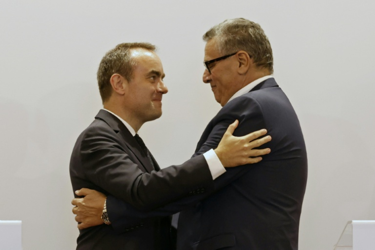 Sébastien Lecornu et Aziz Akhannouch lors d’une accolade officielle à Rabat