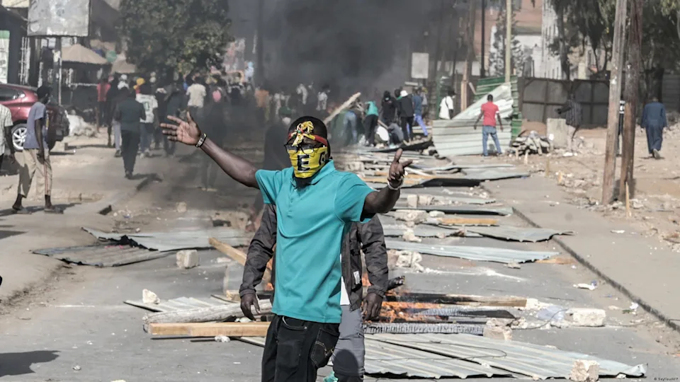 Portrait d'Assane Samb, analyste politique, commentant les enjeux de la rencontre