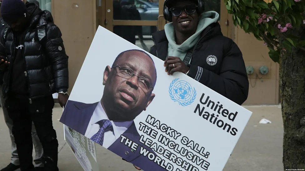 Portrait officiel de Bassirou Diomaye Faye et Macky Sall lors d'un événement politique