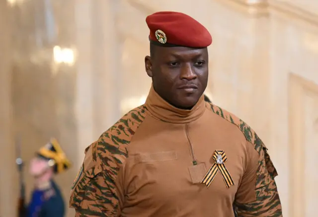 Portrait officiel du président burkinabè Ibrahim Traoré